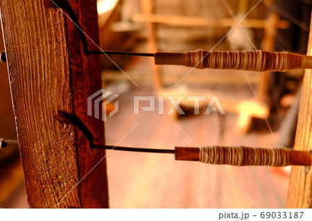 インド最北カシミール地方の雪山とスリナガルの街並み 69033187