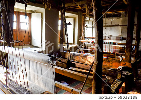 インド最北カシミール地方の雪山とスリナガルの街並み 69033188