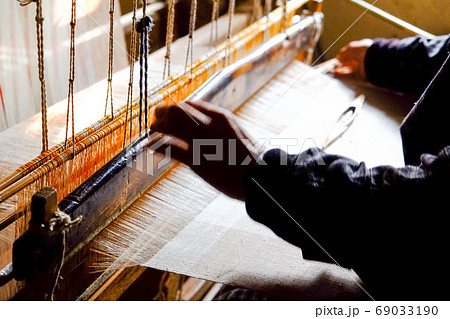インド最北カシミール地方の雪山とスリナガルの街並み インド最北カシミール地方の雪山とスリナガルの街並み 69033190