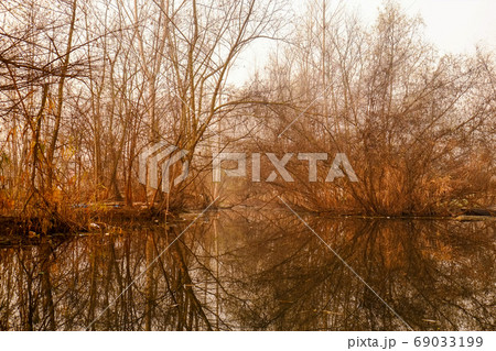 インド最北カシミール地方の雪山とスリナガルの街並み インド最北カシミール地方の雪山とスリナガルの街並み 69033199