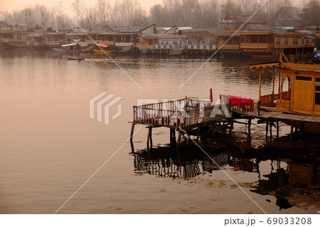 インド最北カシミール地方の雪山とスリナガルの街並み 69033208