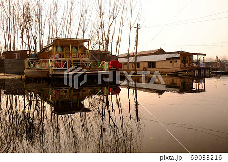 インド最北カシミール地方の雪山とスリナガルの街並み 69033216