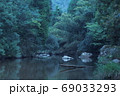 闇迫る川 69033293