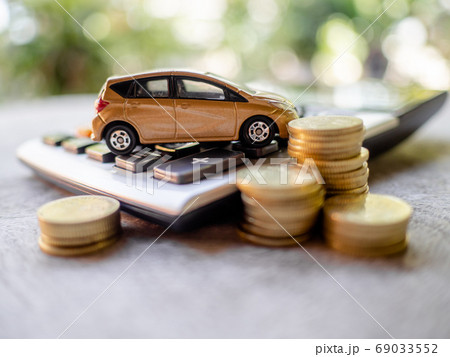 Golden cars with golden coins pile and calculator, business cars, Insurance, rent concept Golden cars with golden coins pile and calculator, business cars, Insurance, rent concept 69033552