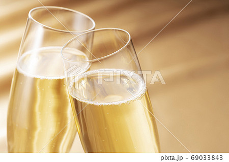 特別な日や記念日をシャンパンで祝う 69033843