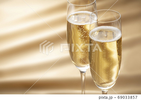 特別な日や記念日をシャンパンで祝う 69033857