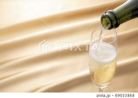 特別な日や記念日をシャンパンで祝う 特別な日や記念日をシャンパンで祝う 69033868