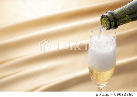 特別な日や記念日をシャンパンで祝う 特別な日や記念日をシャンパンで祝う 69033869