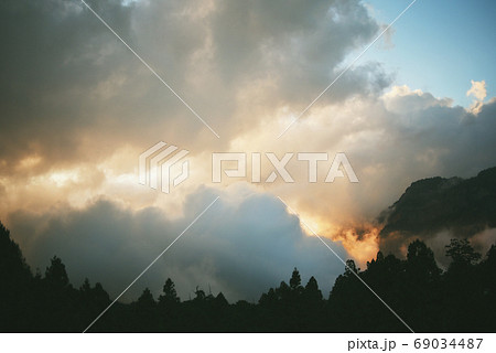 空 山 風景 雄大 雲 山脈 大自然 外国 夕焼け 曇り 朝日 夕日 日の出 日の入り 景色 美しい 空 山 風景 雄大 雲 山脈 大自然 外国 夕焼け 曇り 朝日 夕日 日の出 日の入り 景色 美しい 69034487