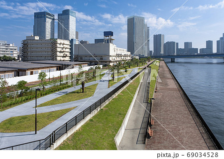 都市風景 東京湾岸の公園とタワーマンション群 東京湾岸エリアのイメージ 都市風景 東京湾岸の公園とタワーマンション群 東京湾岸エリアのイメージ 69034528