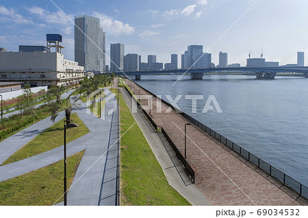 都市風景 東京湾岸の公園とタワーマンション群 東京湾岸エリアのイメージ 都市風景 東京湾岸の公園とタワーマンション群 東京湾岸エリアのイメージ 69034532