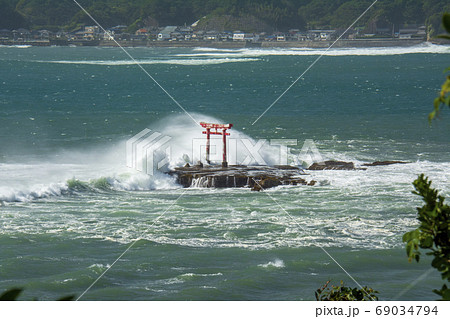 安房勝浦遠見岬神社海中鳥居と荒波 69034794