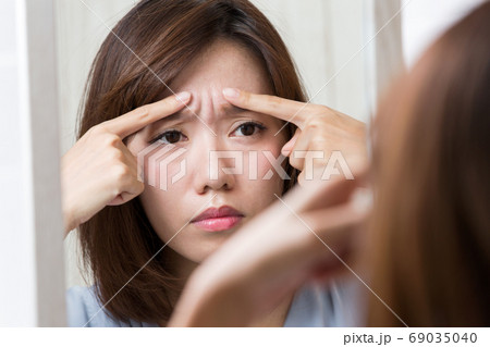 鏡・眉間のしわ 鏡・眉間のしわ 69035040