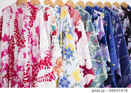 様々な柄の浴衣　ハンガー掛け 69035878
