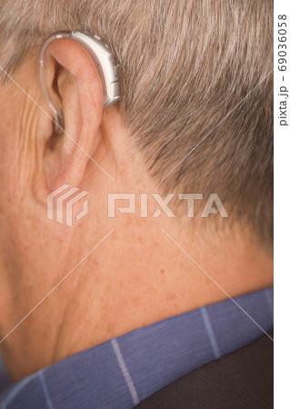 Man with hearing aid 69036058