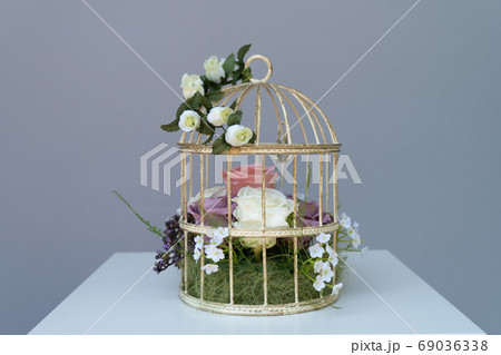 鳥かご使ったフラワーアレンジメント 69036338