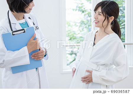 医療イメージ 医師と話す妊婦さん 医療イメージ 医師と話す妊婦さん 69036587