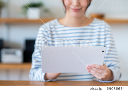 タブレットを使う若い女性 69036654