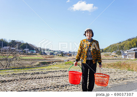 洗濯をする高齢の女性 69037307