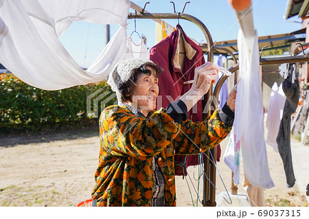 洗濯をする高齢の女性 69037315