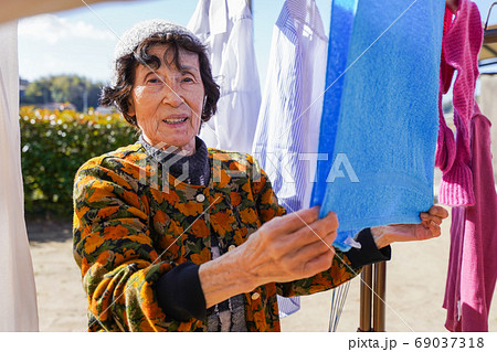 洗濯をする高齢の女性 洗濯をする高齢の女性 69037318
