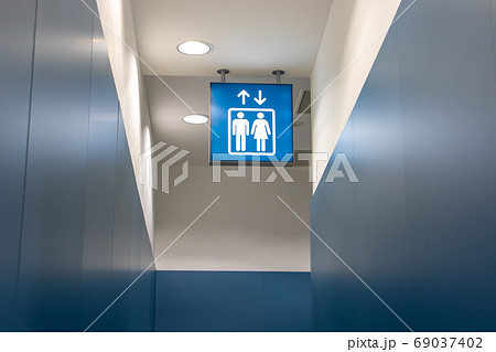 An illuminated sign with the icon of a lift hang 69037402