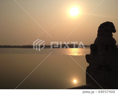盧溝橋の獅子と夕日 69037488