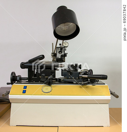 Manually operated lathe for making contact lenses. Manually operated lathe for making contact lenses. 69037842