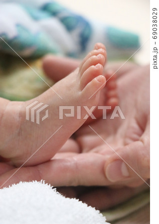 新生児の足の大きさ 0カ月 3週間の写真素材