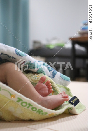 新生児のいる部屋 新生児の足 赤ちゃんの写真素材