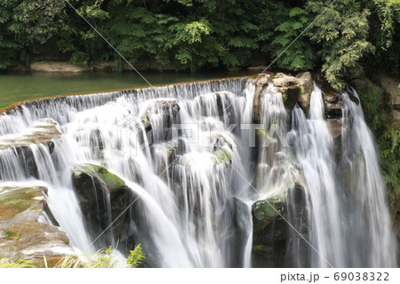 台湾十分でナイアガラの滝を望む 69038322