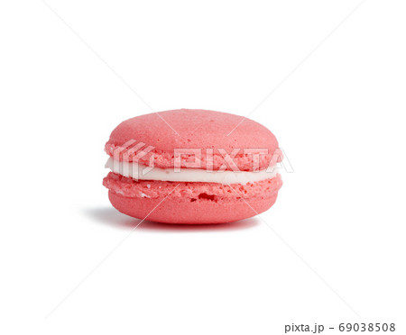 pink round baked macaron isolated on a white background pink round baked macaron isolated on a white background 69038508