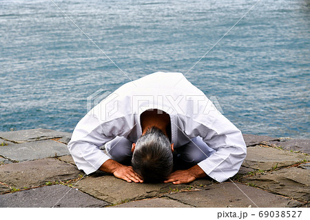 武士道の挨拶、礼、しきたりの土下座イメージ 69038527