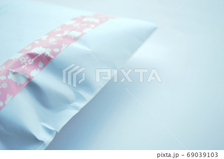 マスキングテープで封をした厚みのある封筒 69039103