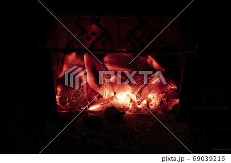 赤く光る炭 69039216