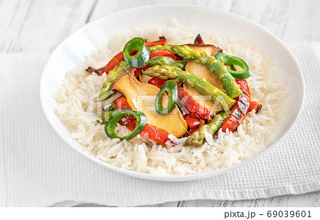 Spicy king oyster mushroom stir-fry 69039601
