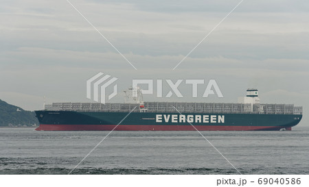 保存灯台の江碕灯台と巨大コンテナ船 EVER GOVERN 69040586