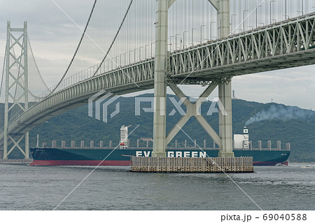 明石海峡大橋と巨大コンテナ船 EVER GOVERN 明石海峡大橋と巨大コンテナ船 EVER GOVERN 69040588