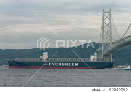 明石海峡大橋と巨大コンテナ船 EVER GOVERN 明石海峡大橋と巨大コンテナ船 EVER GOVERN 69040590