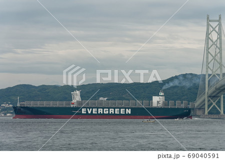明石海峡大橋と巨大コンテナ船 EVER GOVERN 明石海峡大橋と巨大コンテナ船 EVER GOVERN 69040591