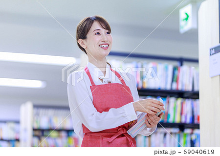 書店店員 図書館職員 女性 書店店員 図書館職員 女性 69040619
