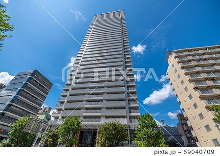 日本の東京都市景観　水天宮前駅近くのタワーマンション「リガーレ日本橋人形町」などを望む 69040709