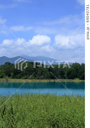 夏の五色沼湖沼群の弁天沼 ( 8月 福島県 北塩原村 ) 夏の五色沼湖沼群の弁天沼 ( 8月 福島県 北塩原村 ) 69040781