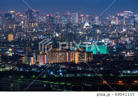 《大阪府》大阪中心街の夜景・大阪城と高層ビル 69041155