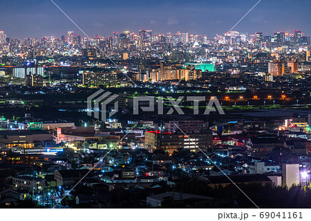 《大阪府》大阪中心街の夜景・大阪城と高層ビル 69041161
