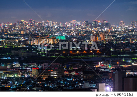 《大阪府》大阪中心街の夜景・大阪城と高層ビル 69041162