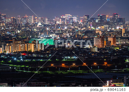 《大阪府》大阪中心街の夜景・大阪城と高層ビル 69041163