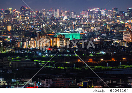 《大阪府》大阪中心街の夜景・大阪城と高層ビル 69041164