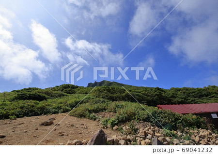 磐梯山の登山道の風景 ( 弘法清水小屋から山頂を撮影 ) 磐梯山の登山道の風景 ( 弘法清水小屋から山頂を撮影 ) 69041232