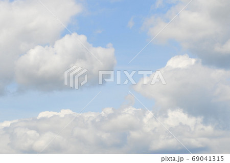 青空と涌き雲の風景　　大空流れる白い涌き雲 69041315